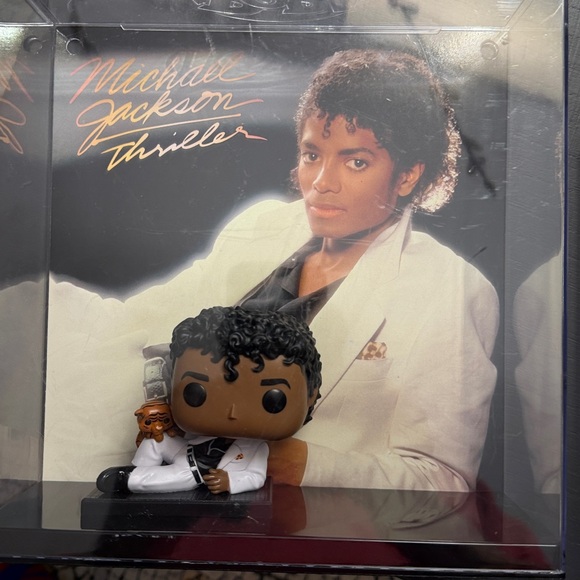 Funko Pop! Albums collectibles iconic albums, "Thriller" and "Bad". - Picture 3 of 7